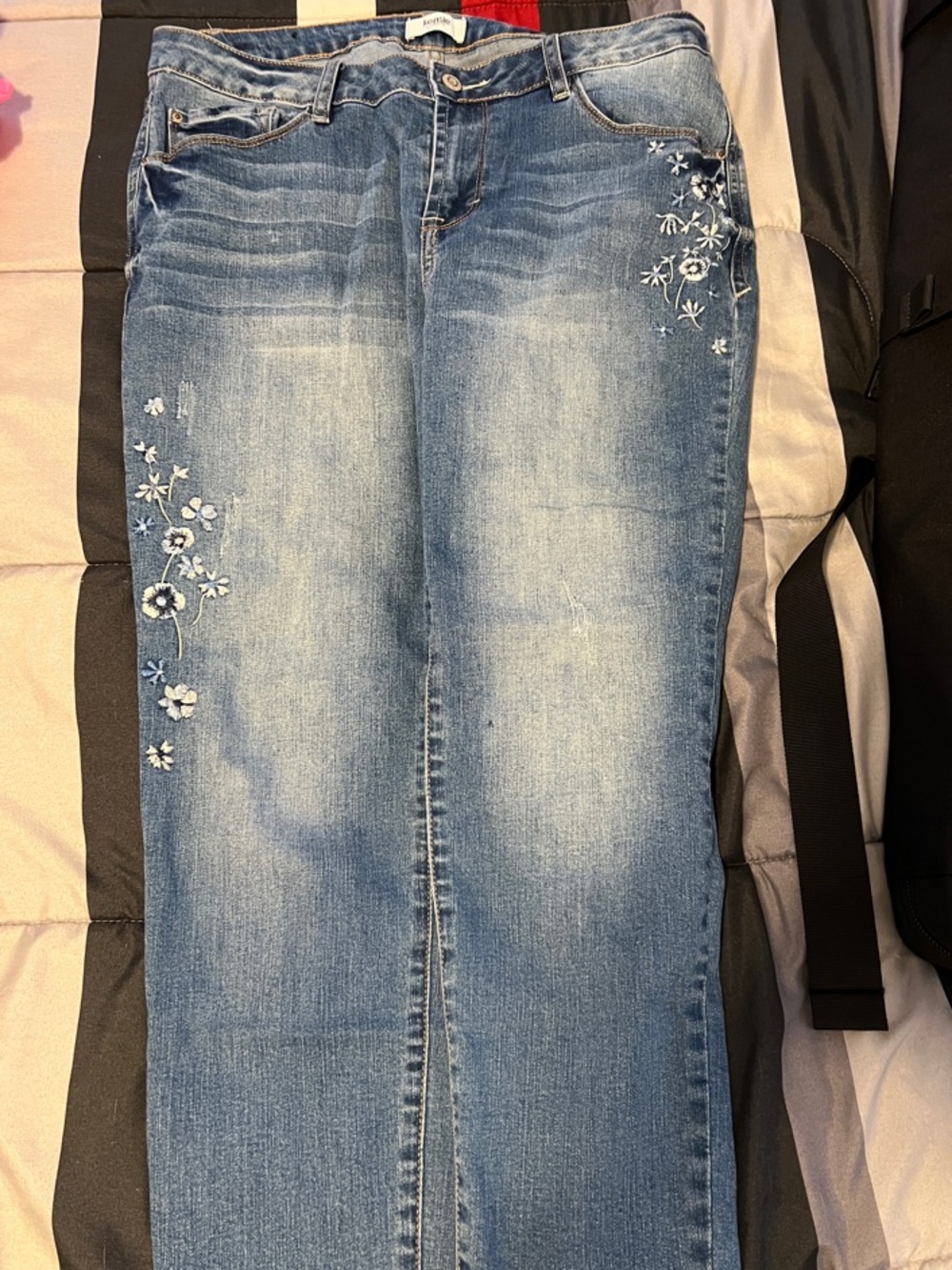 Kensie Light Blue Skinny Jeans with Floral Embroidery - Picture 4 of 7